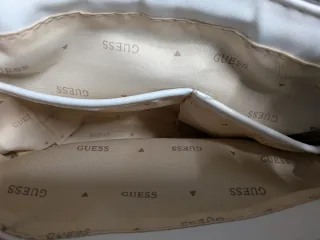 Bolso Guess blanco tejido con cadena dorada