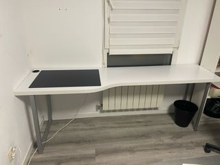 Escritorio blanco de gran tamaño