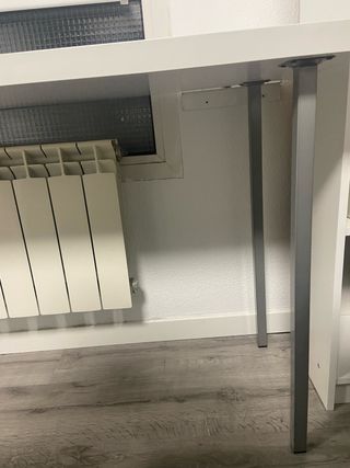 Escritorio blanco de gran tamaño