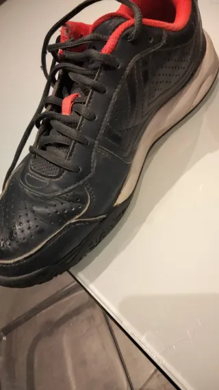 Zapatillas deportivas negras y rojas