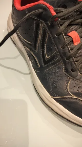 Zapatillas deportivas negras y rojas