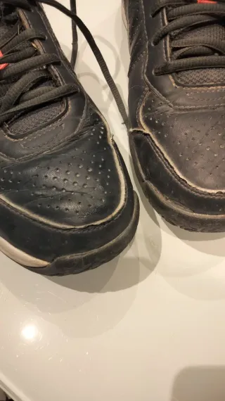 Zapatillas deportivas negras y rojas