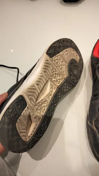 Zapatillas deportivas negras y rojas