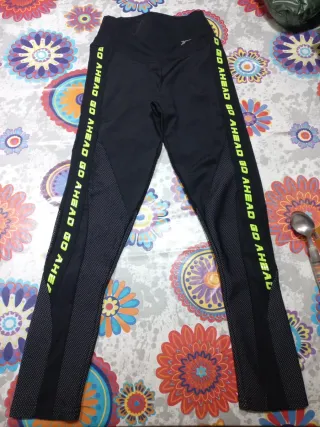 Mallas deportivas negras con texto