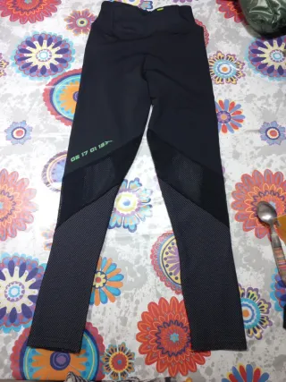 Mallas deportivas negras con texto