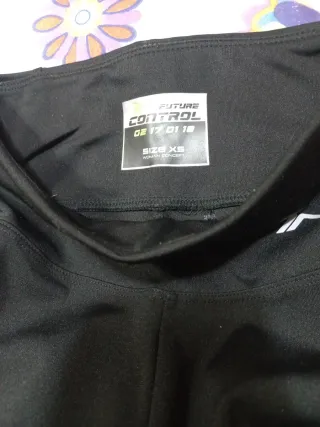 Mallas deportivas negras con texto