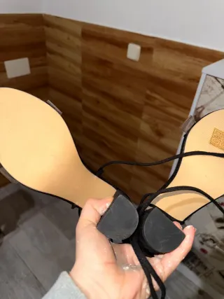 Sandalias Negras Tacón Ancho Atadas