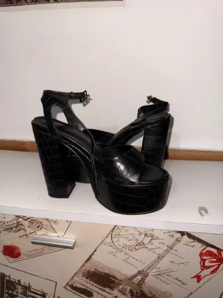 Sandalias Negras Tacón Ancho Atadas