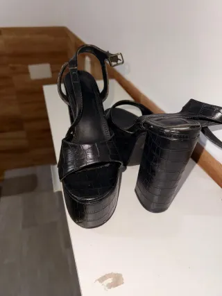 Sandalias Negras Tacón Ancho Atadas