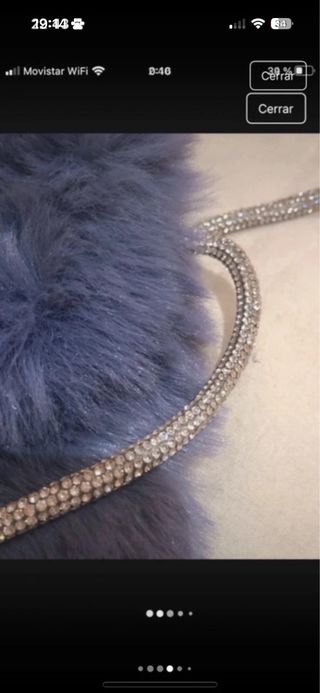 Bolso pelo morado y cadena brillantes Stradivarius