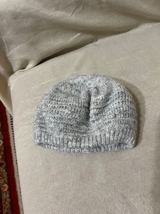 Gorro de invierno gris tejido