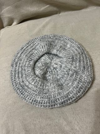 Gorro de invierno gris tejido