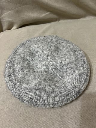 Gorro de invierno gris tejido