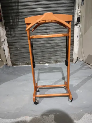 Negociable Perchero de pie con ruedas