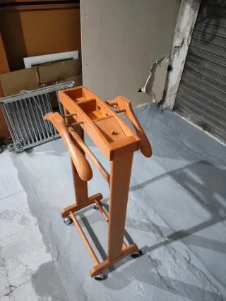 Negociable Perchero de pie con ruedas