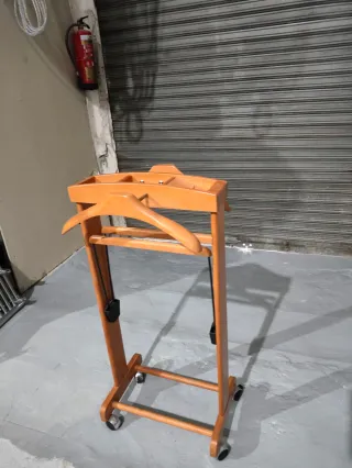 Negociable Perchero de pie con ruedas