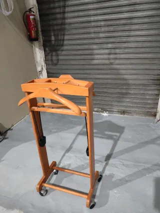 Negociable Perchero de pie con ruedas