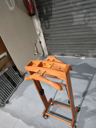 Negociable Perchero de pie con ruedas