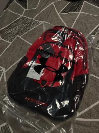 Mochila Under Armour Roja y Negra