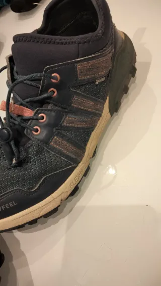 Zapatillas deportivas azules y rosas