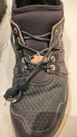 Zapatillas deportivas azules y rosas