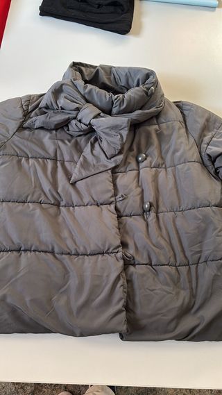 Chaqueta acolchada gris con lacito