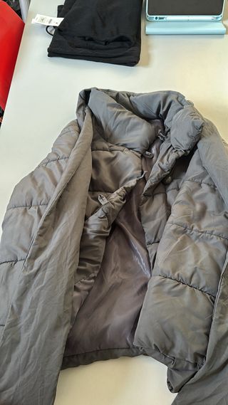 Chaqueta acolchada gris con lacito