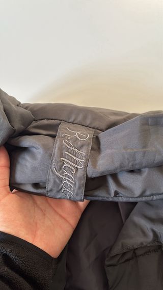 Chaqueta acolchada gris con lacito