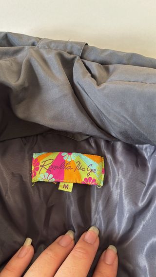 Chaqueta acolchada gris con lacito