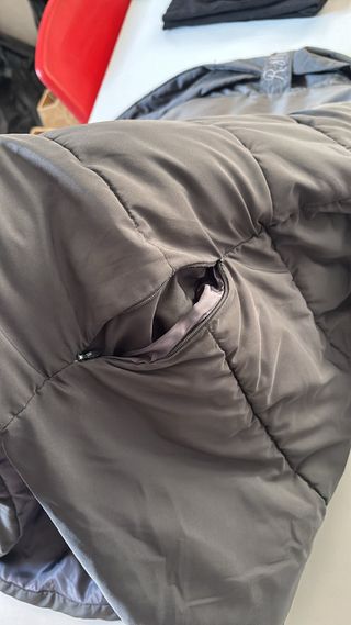 Chaqueta acolchada gris con lacito