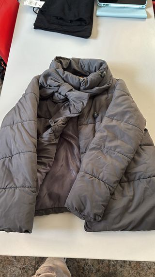 Chaqueta acolchada gris con lacito