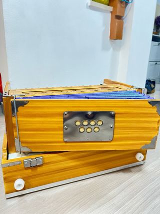 Armonio artesanal de India