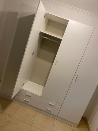 Armario blanco de madera