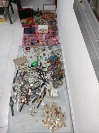 Lote de relojes,medallas,antiguedades monedas etc