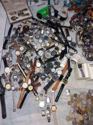 Lote de relojes,medallas,antiguedades monedas etc