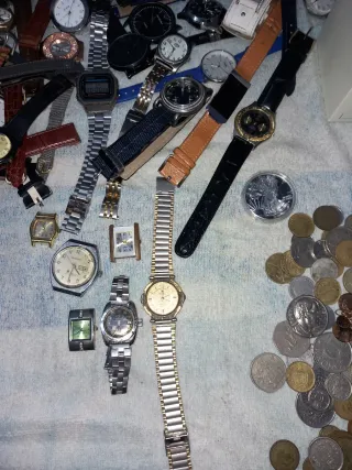 Lote de relojes,medallas,antiguedades monedas etc