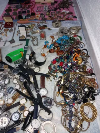 Lote de relojes,medallas,antiguedades monedas etc