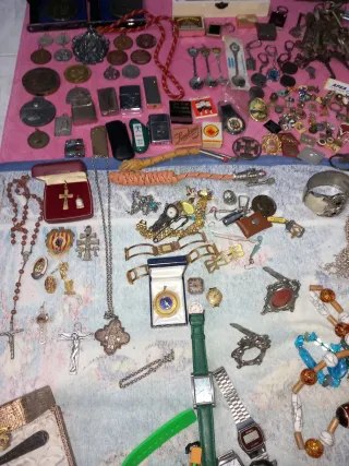 Lote de relojes,medallas,antiguedades monedas etc