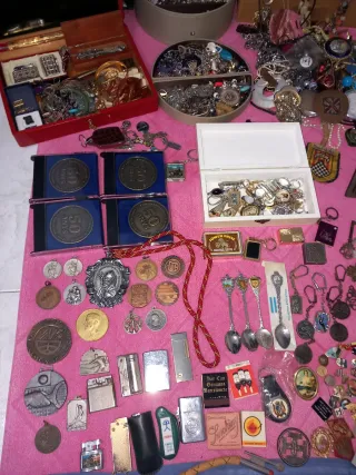 Lote de relojes,medallas,antiguedades monedas etc