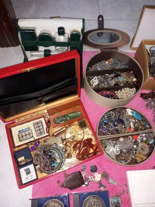 Lote de relojes,medallas,antiguedades monedas etc