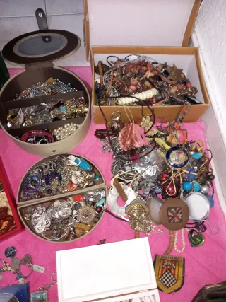 Lote de relojes,medallas,antiguedades monedas etc