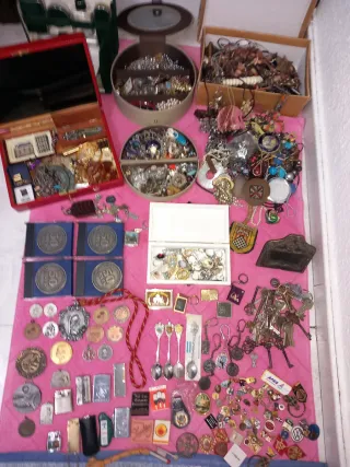 Lote de relojes,medallas,antiguedades monedas etc