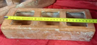 Comedero de barro para pollos