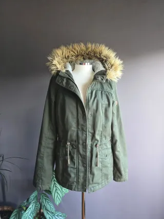 Parka verde con capucha de pelo