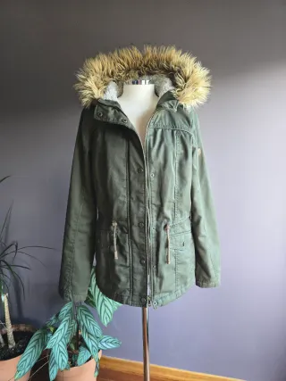 Parka verde con capucha de pelo