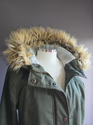 Parka verde con capucha de pelo
