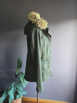 Parka verde con capucha de pelo