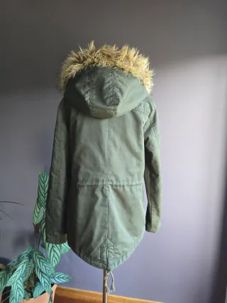 Parka verde con capucha de pelo