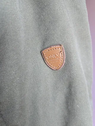 Parka verde con capucha de pelo