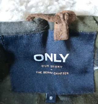 Parka verde con capucha de pelo